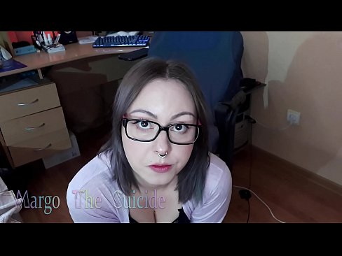 ❤️ Une fille sexy avec des lunettes suce profondément un gode devant la caméra ☑ Vidéo de baise at us ❌❤