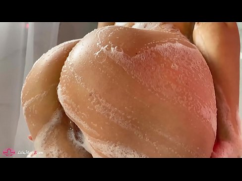 ❤️ Une brune masturbe sa chatte avec un vibrateur jusqu'à un orgasme intense sous la douche. ☑ Vidéo de baise at us ❌❤