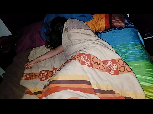 ❤️ Beau-fils réprimandant sa jeune belle-mère pendant qu'elle dort. ☑ Vidéo de baise at us ❌❤