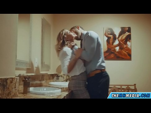 ❤️ Quand une blonde plantureuse vous séduit dans des toilettes publiques. ☑ Vidéo de baise at us ❌❤